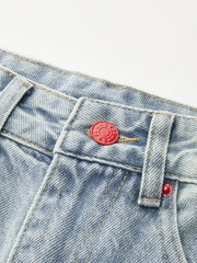 Jean large à bandes bleu clair, détail, bouton