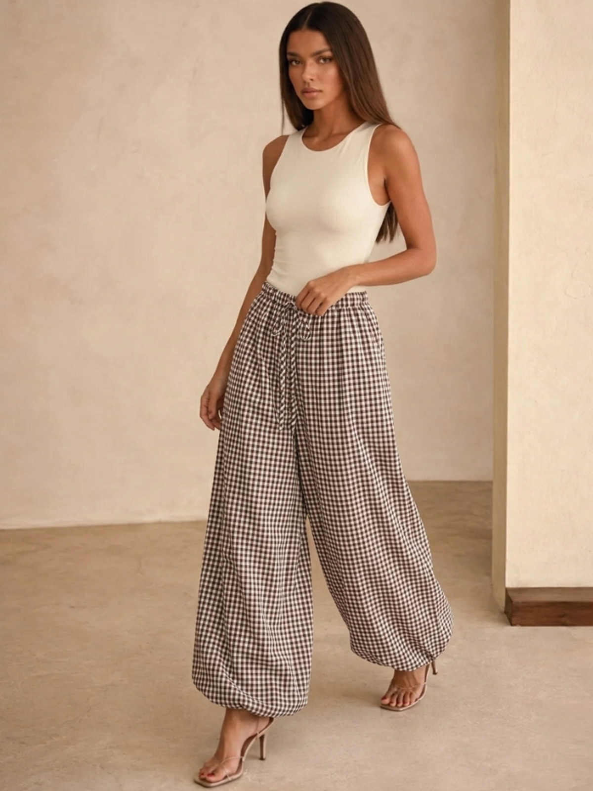 Pantalon ballon à carreaux vichy brun, vue portée de face