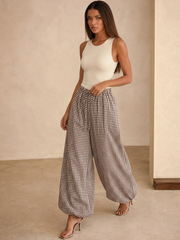 Pantalon ballon à carreaux vichy brun, vue portée de face
