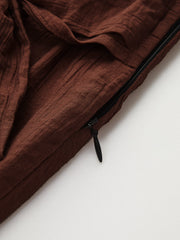 Pantalon portefeuille froissé chocolat, détail de la fermeture