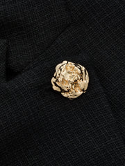 Blazer noir manches trois-quarts — gros plan sur un bouton doré en forme de fleur