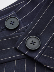Pantalon rayé marine à rabat, détail des boutons