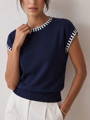 Top tricot bordure contrastée bleu marine — vue portée de face