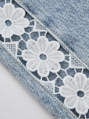 Jean ample à bande de dentelle bleu clair, détail de la dentelle