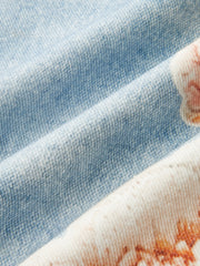 Jean fleuri jambe large bleu clair, détail du motif fleuri