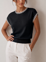 Top tricot bordure contrastée noir — vue portée de face