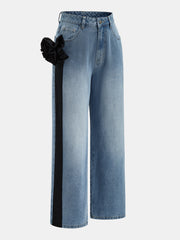 Jean bleu à fleur noire, pièce seule, vue de trois quarts