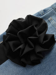 Jean bleu à fleur noire, détail de la fleur