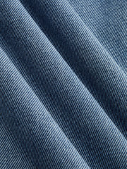 Jean bleu à fleur noire, détail du denim