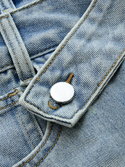 Jean ample à double ceinture bleu clair, détail du bouton