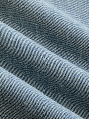 Jean ample à double ceinture bleu clair, détail du denim