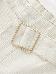 Jean écru à ceinture, détail de la boucle