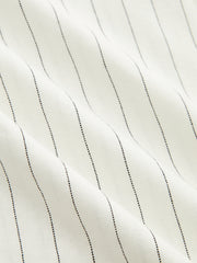 Pantalon rayé ceinturé en lin ivoire, détail des rayures