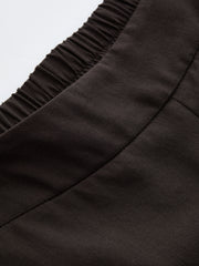 Pantalon jambe large ourlet irrégulier brun foncé, détail de la taille