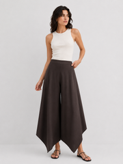 Pantalon jambe large ourlet irrégulier brun foncé, vue portée de face