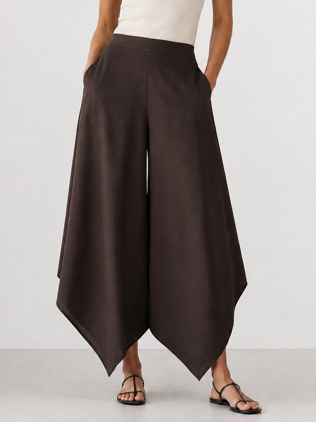 Pantalon jambe large ourlet irrégulier brun foncé, vue portée de trois quarts