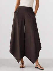Pantalon jambe large ourlet irrégulier brun foncé, vue portée de trois quarts