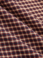 Pantalon à carreaux bordeaux, détail du motif