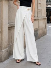 Pantalon large à chaîne blanc, vue portée de face