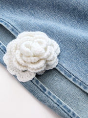 Jean ample fendu à fleurs bleu clair, détail de la fleur