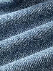 Jean ample fendu à fleurs bleu clair, détail du denim
