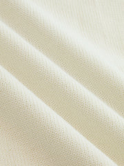 Ensemble pull jupe bordure contrastée crème — gros plan sur le tissu plié
