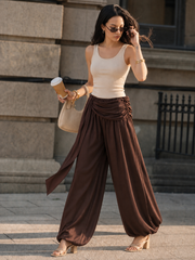 Pantalon ballon chocolat à ceinture, vue portée de trois quarts