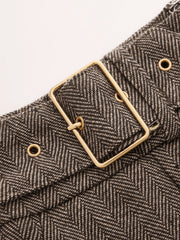Pantalon ample chevron à boucle brun, détail de la boucle