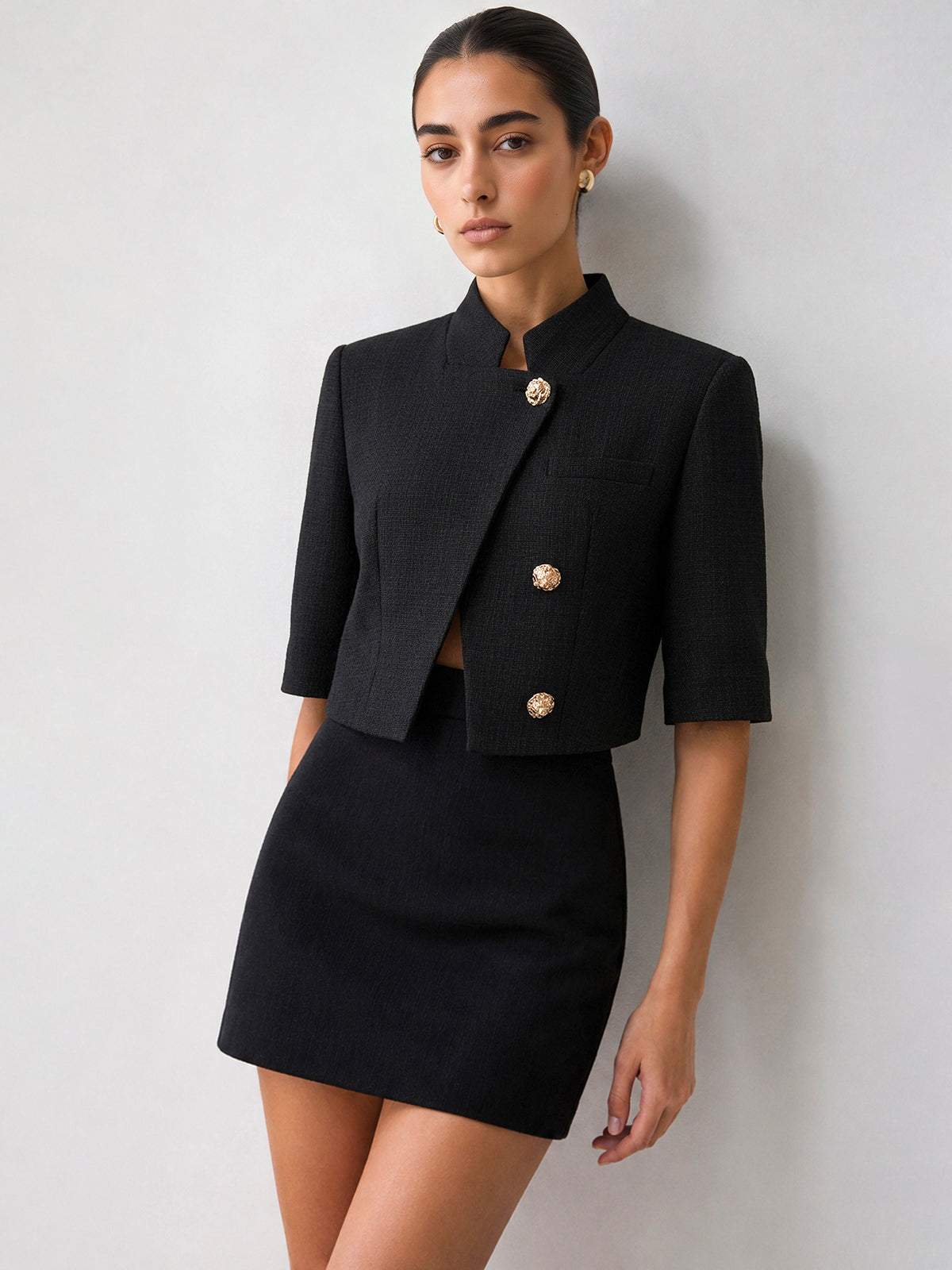 Blazer noir manches trois-quarts — vue portée de face, ensemble blazer court et mini-jupe