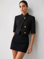 Blazer noir manches trois-quarts — vue portée de face, ensemble blazer court et mini-jupe
