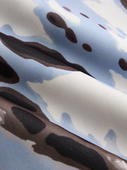 Pantalon plissé imprimé animalier, détail de l'imprimé