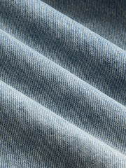 Jean jambe large à cœurs dorés bleu clair, détail du denim