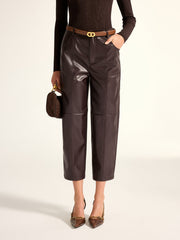 Pantalon cropped en simili cuir brun, vue portée de face