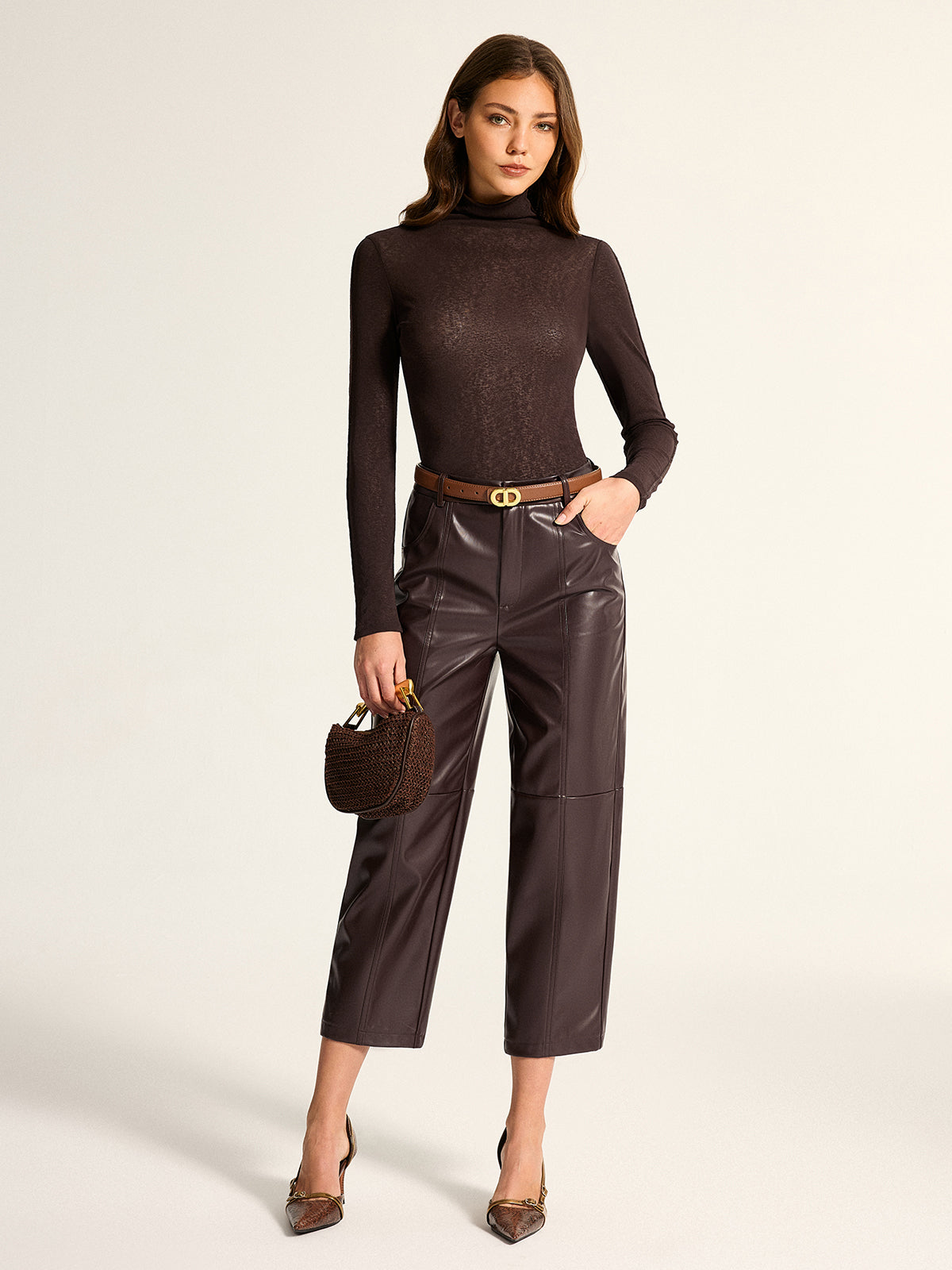 Pantalon cropped en simili cuir brun, vue portée de face