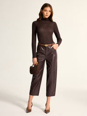Pantalon cropped en simili cuir brun, vue portée de face