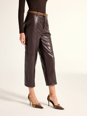 Pantalon cropped en simili cuir brun, vue portée de trois quarts