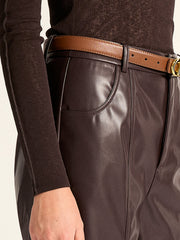 Pantalon cropped en simili cuir brun, détail de la taille