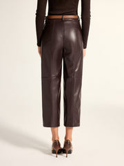 Pantalon cropped en simili cuir brun, vue portée de dos