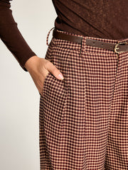 Pantalon à carreaux bordeaux, détail porté de la poche