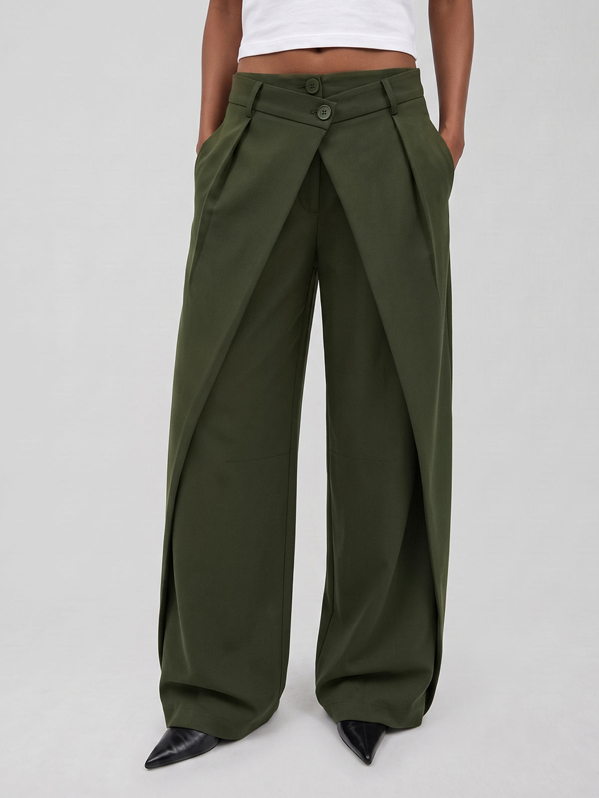 Pantalon croisé à jambes amples olive, vue portée de face