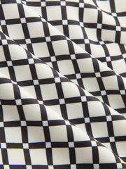 Chemise ceinturée ourlet foulard blanc — gros plan sur le motif du tissu