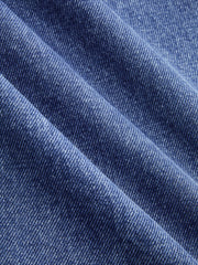 Jean jambe large à festons bleu, détail du denim