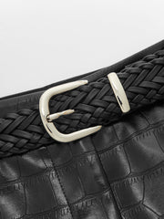 Pantalon culotte en simili croco noir, détail de la boucle