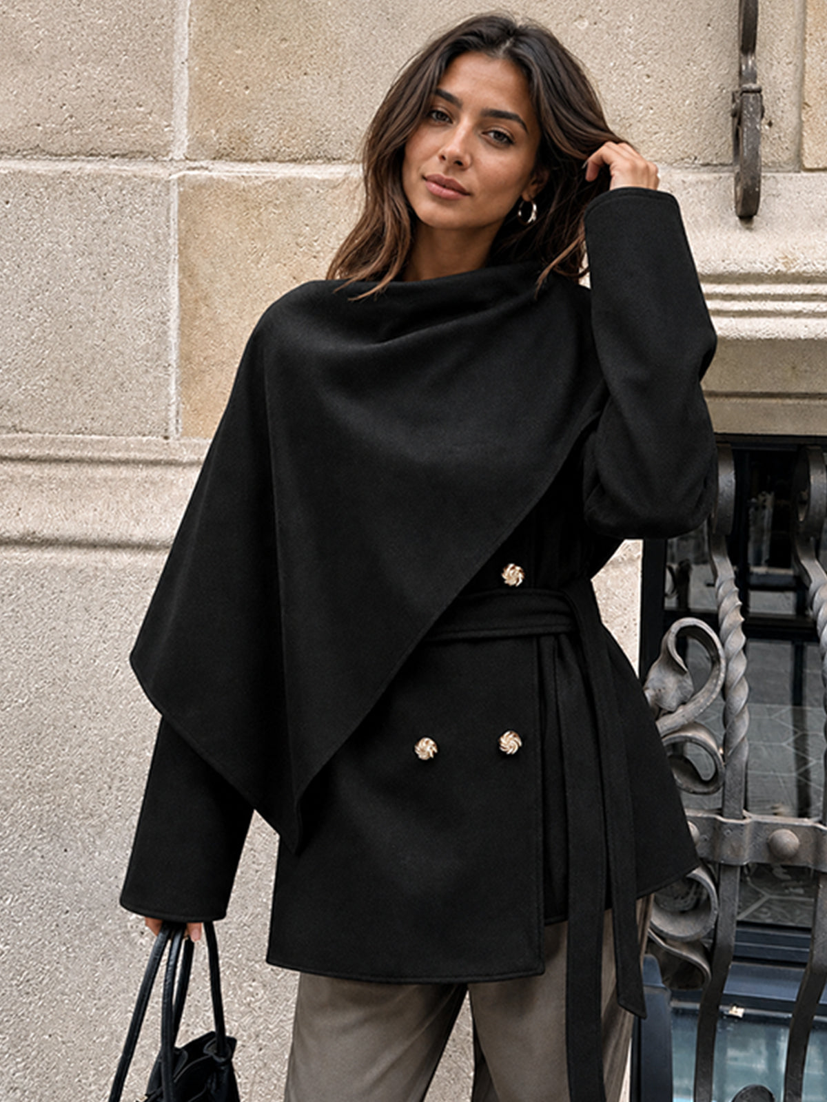 Manteau noir à col cape