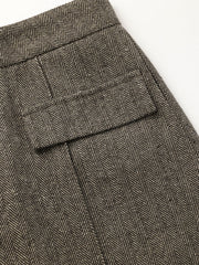 Pantalon ample en tweed brun, détail de poche