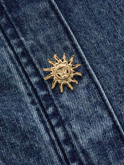 Jean marin à double boutonnage bleu, détail du motif doré