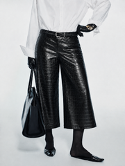 Pantalon culotte en simili croco noir, vue portée de face