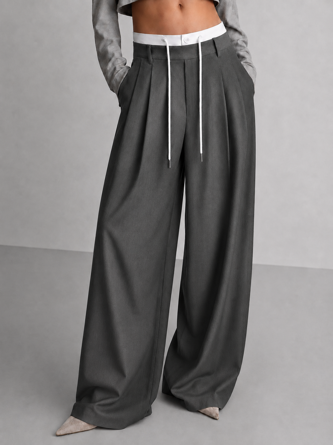 Pantalon ample à cordon contrasté gris, vue portée de face