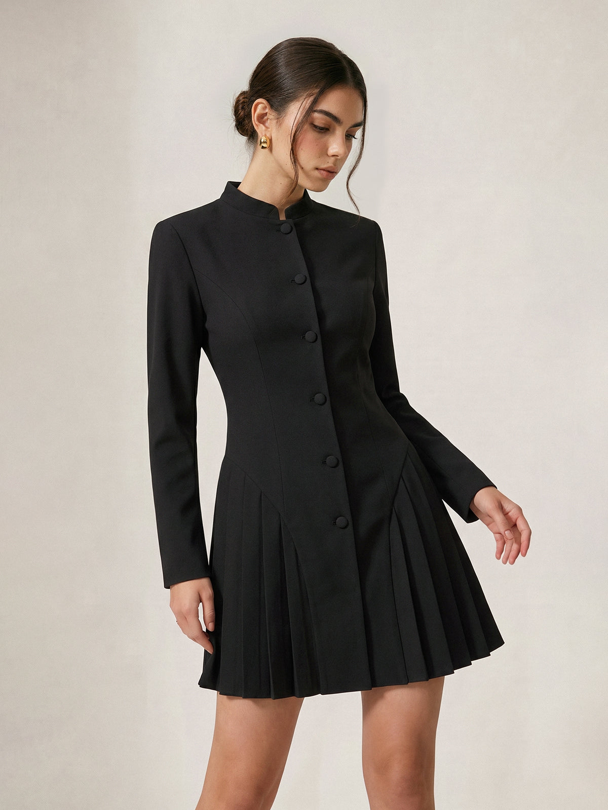 Robe mini col montant boutonnée plissée