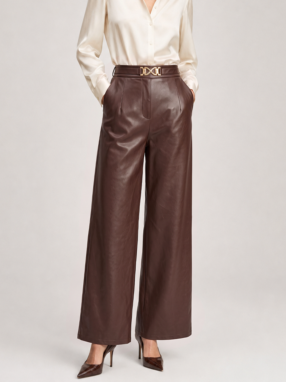 Pantalon similicuir brun à boucle dorée, vue portée de face